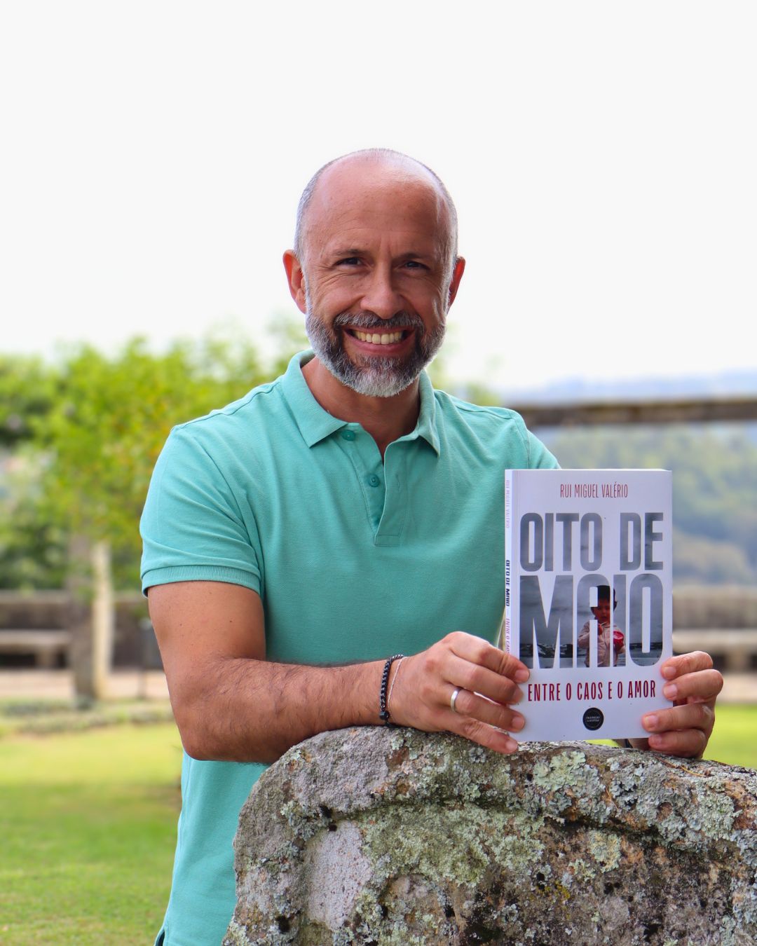 Rui Miguel Valério com o livro Oito de Maio